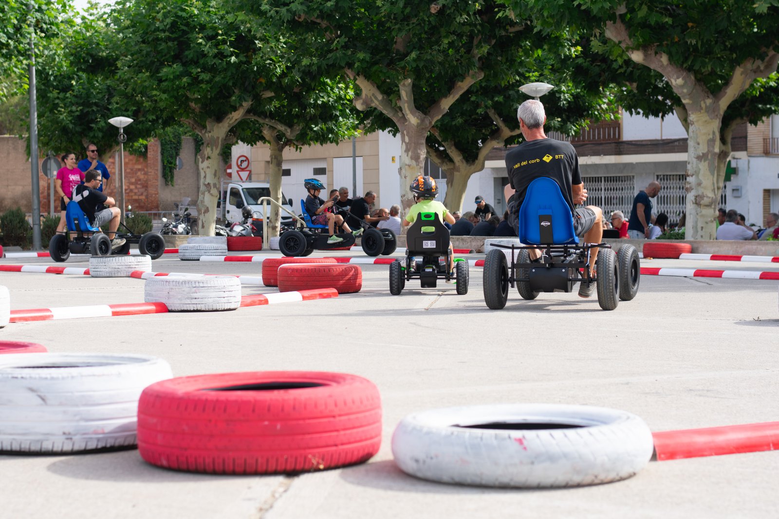 Circuito de karts a pedales instalado en una calle para una jornada municipal