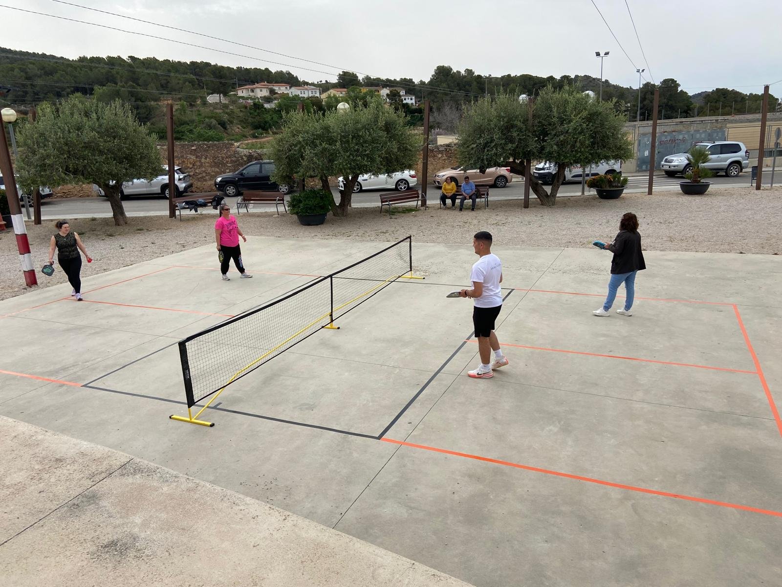 Pista móvil de pickleball montada en una plaza exterior